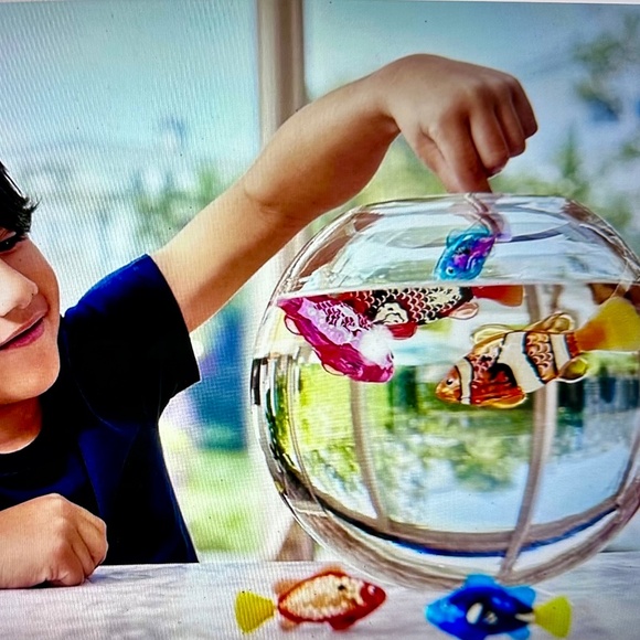 ZURU Robo Alive Robo Fish 2PK Color Changing Robotic Swimming Toy Fish - Picture 4 of 4